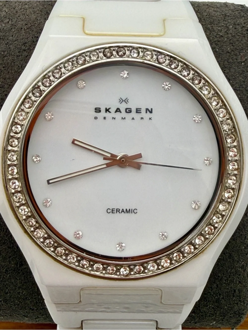 Working. Vintage Skagen White Ceramic Crystal-Accented unisex 8” Watch
